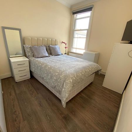 Private Rooms In Excellent Family House ,Zone 2 London Luaran gambar